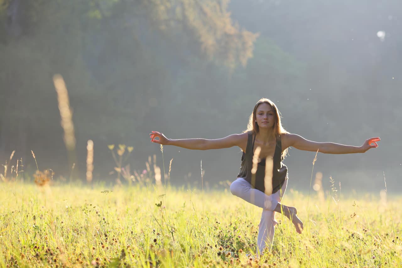 Eine Frau beim Yoga in der Natur