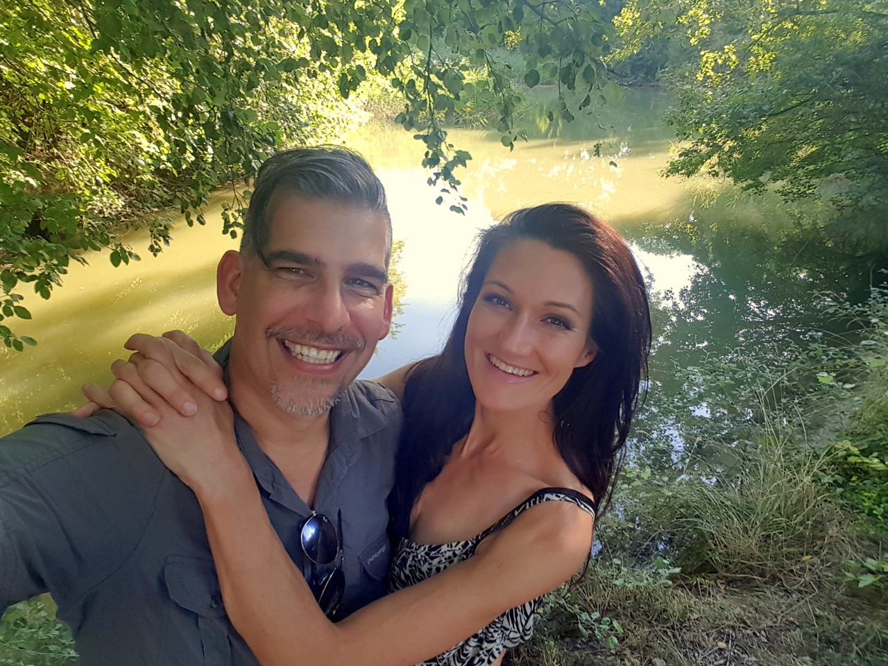 Sandra und Matthias Exl in der Natur vor einem Teich