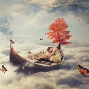 Ein Traumszenario - ein Bot in den Wolken mit einem Baum und einer Frau