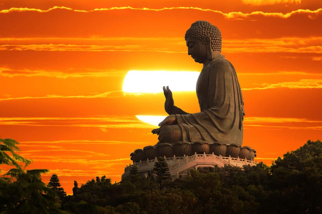 Eine Buddha Statue in Meditation bei Sonnenuntergang